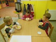 Kuchaři připravují bramborový salát